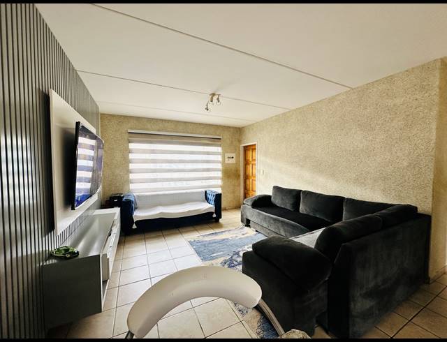 2 BEDROOM TOWNHOUSE FOR SALE IN MEREDALE